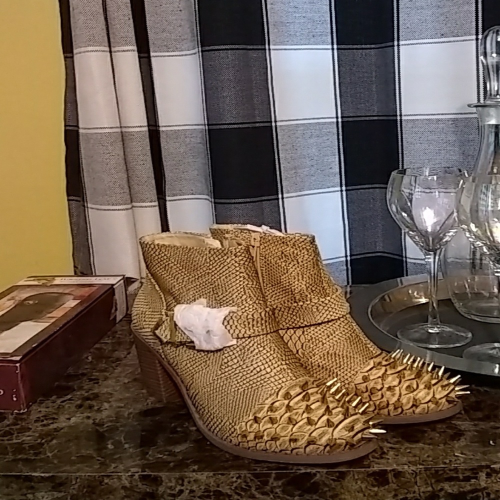 Shoes - Picture 7 of 8